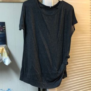 Cute T-shirt with buttons